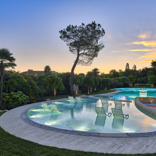 Piscina esterna con laguna a sfioro