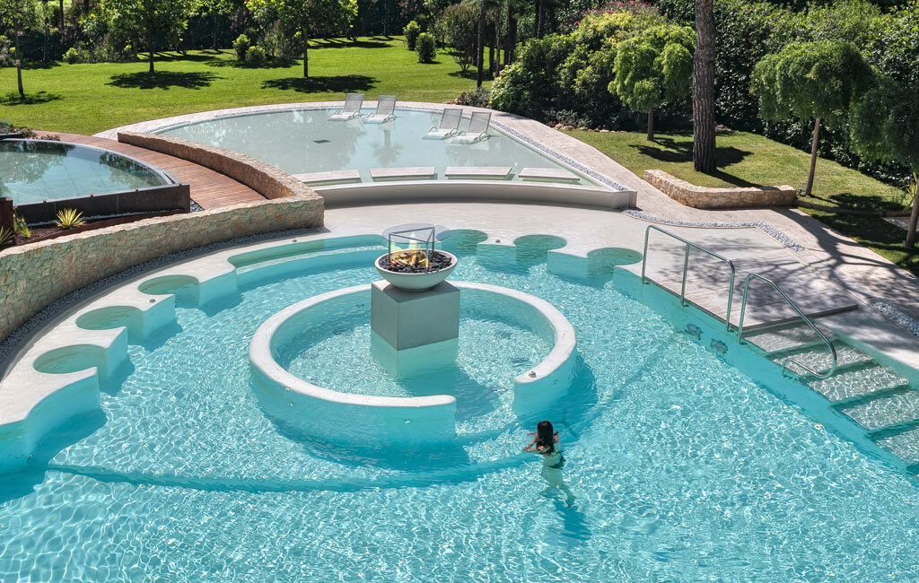 Piscina esterna con laguna a sfioro