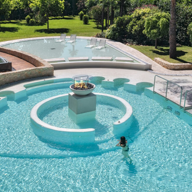 Piscina esterna con laguna a sfioro
