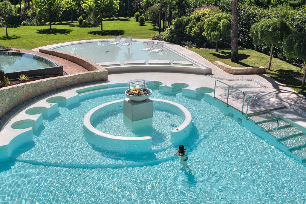 Piscina esterna con laguna a sfioro