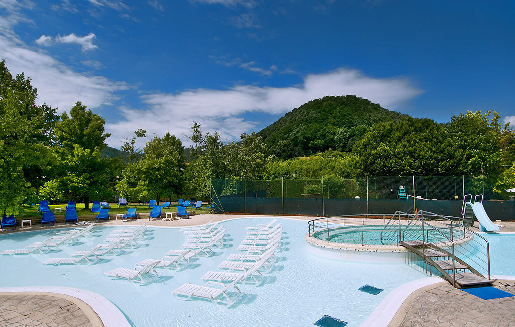 piscina esterna afrodite con lettini