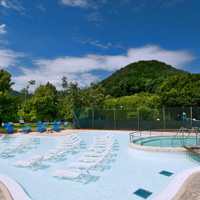 piscina esterna afrodite con lettini