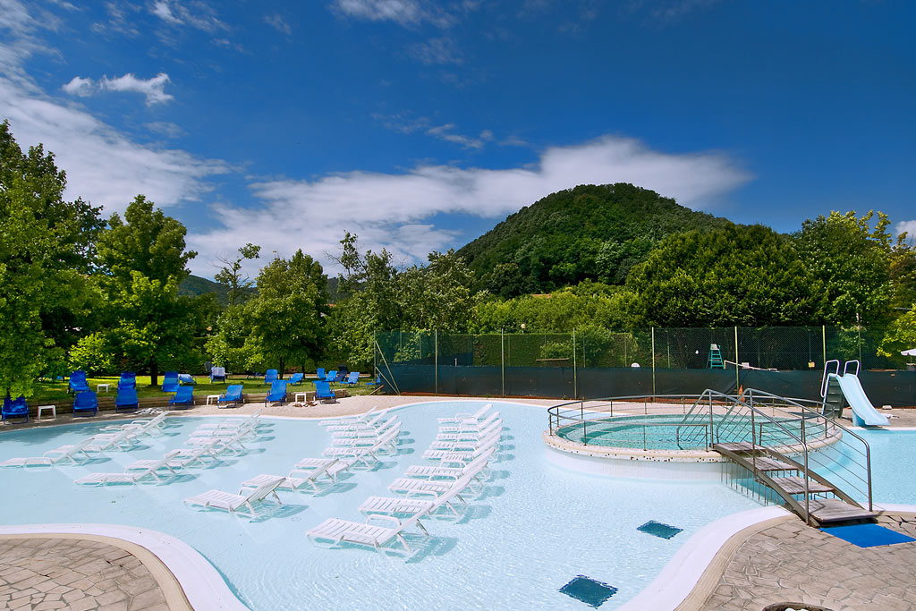 piscina esterna afrodite con lettini